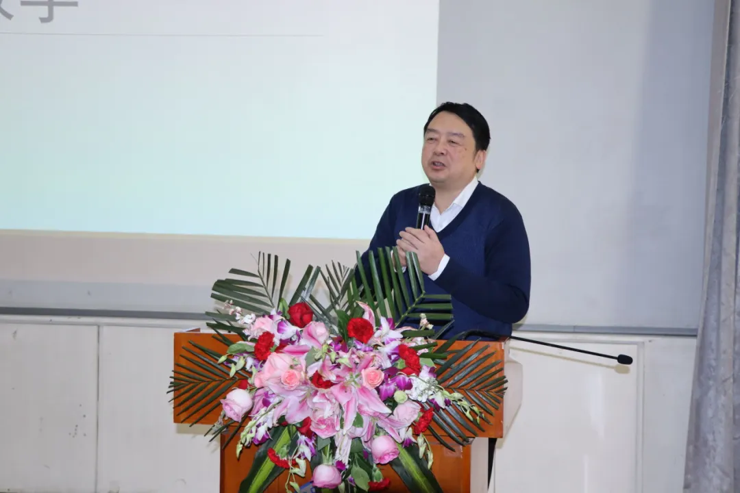 37betway·必威西汉姆联第二附属中学正高级教师  何杰老师.jpg